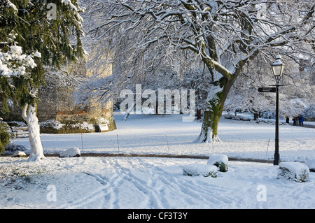 La neige couvrant la voie romaine construite Multangular tour dans le Yorkshire Museum Gardens dans le centre de New York. Banque D'Images