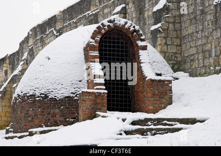 La glace couverte de neige. Le bâtiment en forme d'igloo adjacent à la ville de New York des murs à Monk Bar a été construit autour de 1800 à st Banque D'Images