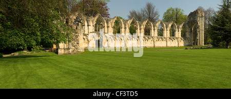 Vue panoramique sur les ruines de St Mary's Abbey dans le Musée Jardins une fois qu'un monastère bénédictin fondé par Guillaume II en 1088. Banque D'Images