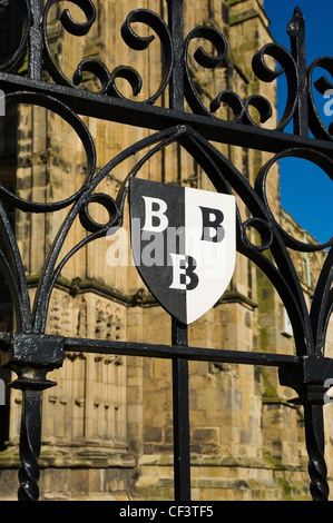 Armoiries de Bridlington sur porte en fer forgé. Banque D'Images