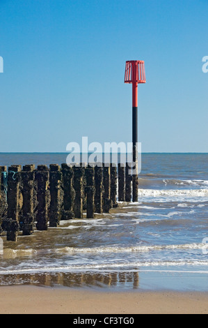 Mât d'avertissement sur la plage. Banque D'Images