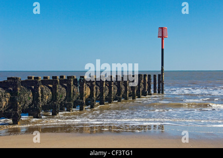 Mât d'avertissement sur la plage. Banque D'Images