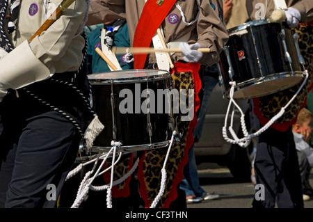 Groupe Scout batteurs dans l'Assemblée Saint George's Day Parade. Banque D'Images