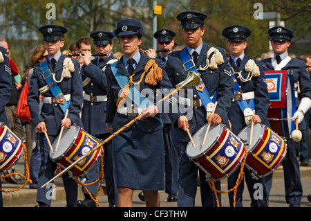 Les jeunes hommes et les femmes dans la bande de l'Air Training Corps défilant dans le rapport annuel de Saint George's Day Parade. Banque D'Images