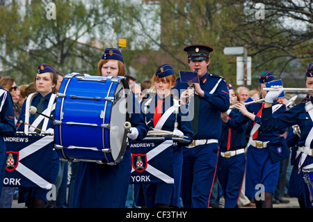 Musiciens dans l'église St Andrews Church Lads et Les Filles de la bande dans la Brigade des défilés annuels Saint George's Day Parade. Banque D'Images