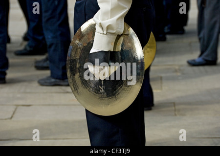 Membre de l'Orchestre Scout tenant une cymbale en l'Assemblée Saint George's Day Parade. Banque D'Images