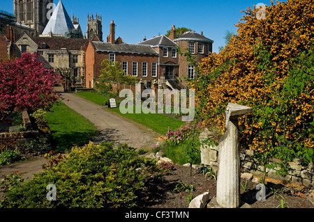 L'arrière de Grays Court, une maison de campagne anglaise avec York Minster dans l'arrière-plan. Banque D'Images