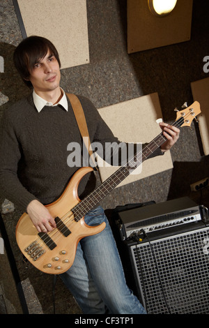 Joueur de guitare electro près de ampifier. se concentrer sur poche de jeans Banque D'Images