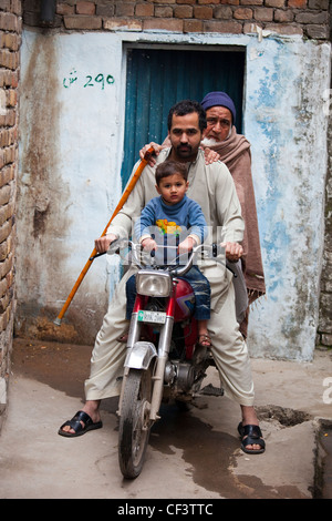 La famille sur une moto, Islamabad, Pakistan Banque D'Images