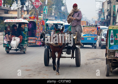 Homme monté sur un âne, à Rawalpindi, au Pakistan Banque D'Images