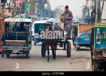 Homme monté sur un âne, à Rawalpindi, au Pakistan Banque D'Images