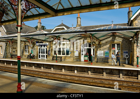 Les passagers sur la plate-forme à Grange-over-Sands railway station, construite en 1864. Banque D'Images