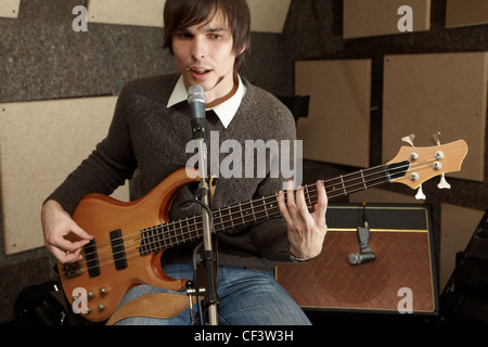 Joueur de guitare est jouer et chanter en studio. se concentrer sur la tête de guitare Banque D'Images