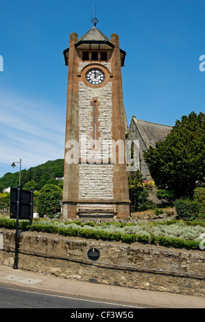 Bee's St tour de l'horloge en pierre construit en 1912. Banque D'Images