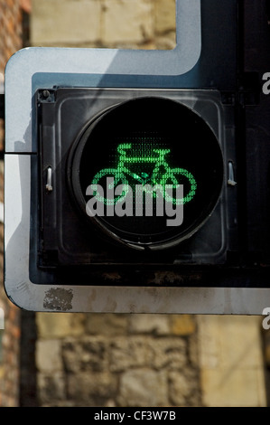 Feu de circulation à la jonction de l'affichage d'une bicyclette verte symbole. Banque D'Images