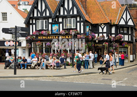 Les gens assis à l'extérieur du paquet de Newcastle pub sur Sandside. Banque D'Images