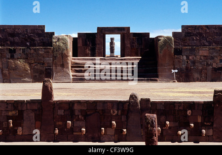 Kalassasaya et entrée du temple monolithe Ponce. Ruines de Tiahuanaco , Bolivie Banque D'Images