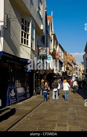 Les gens de shopping dans la rue, un vieux Stonegate à York construit sur la voie romaine Via Praetoria. Banque D'Images