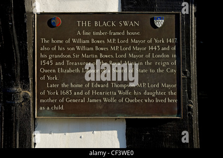 Plaque en bronze sur le mur de la Black Swan pub dans Peasholme vert. Banque D'Images