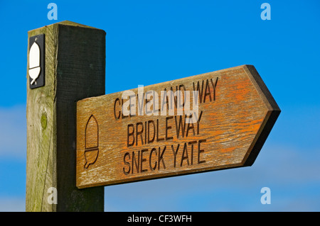 Panneau en bois indiquant la direction de Yate Sneck sur le Cleveland Way, l'un des 12 sentiers nationaux désignés. Banque D'Images
