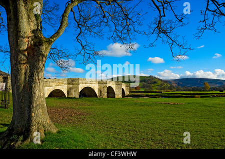 Cinq-arched bridge over the River Wharfe dans le village de Tonbridge dans dans le Wharfedale Yorkshire Dales National Park. Banque D'Images