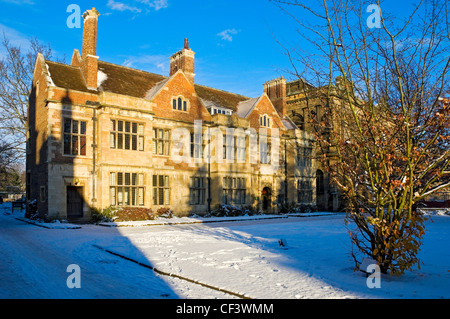 Centre d'études médiévales à l'Université de York dans le centre historique de King's Manor en hiver. Banque D'Images