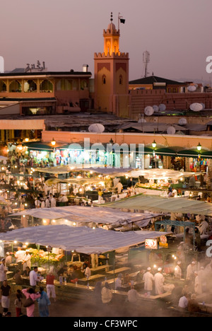 La place Djema El Fna market au crépuscule. Banque D'Images