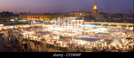 Une vue panoramique de la place Djema El Fna market au crépuscule. Banque D'Images