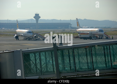 Les avions, tunnel d'embarquement et la tour de contrôle sur le bitume, l'Aéroport International de Barajas, Madrid, Espagne Banque D'Images