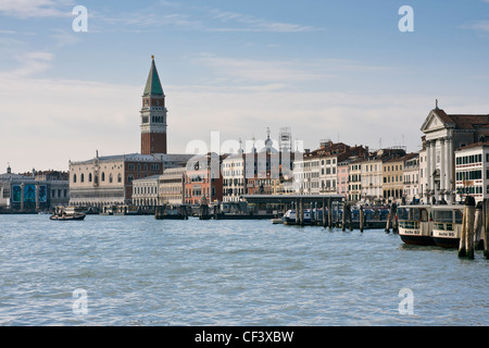 Riva degli Schiavoni avec le Campanile et le Palais des Doges, Venise - au-delà de Venise, Italie, Europe Banque D'Images