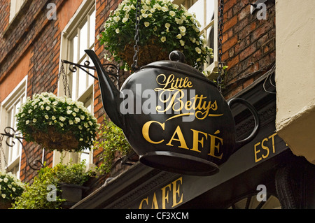 Peu de Bettys Cafe signer dans la forme d'une théière étendus dehors leur café au Swiss Village. Banque D'Images