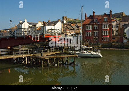 Un yacht en passant par le pont tournant de Whitby. Banque D'Images