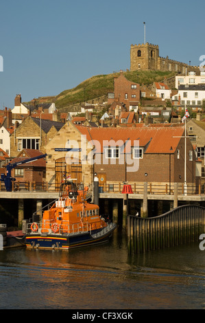 La RNLI lifeboat George et Mary Webb amarré à l'extérieur de la station de sauvetage dans le port de Whitby. Banque D'Images