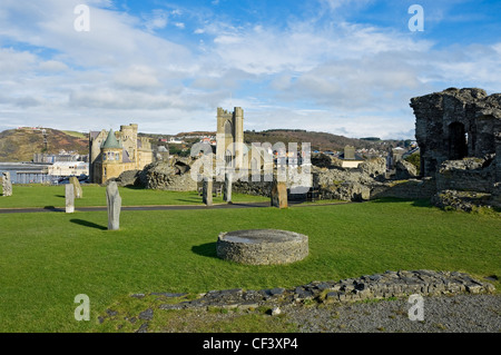 Les motifs de Château d'Aberystwyth avec plage du nord dans l'arrière-plan. Banque D'Images