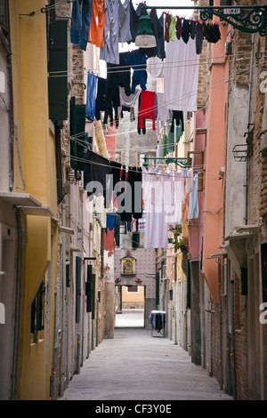 Le séchage sur corde à linge entre deux bâtiments dans quartier de Castello - Venise, Venezia, Italie, Europe Banque D'Images