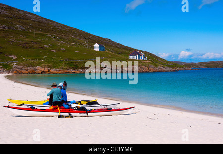 Les kayakistes de la préparation de leurs équipements sur la plage de l'île de Vatersay dans les Hébrides extérieures. Banque D'Images