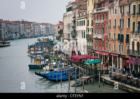 Gondoles amarré à Riva del Vin sur le Grand Canal - Venise, Venezia, Italie, Europe Banque D'Images