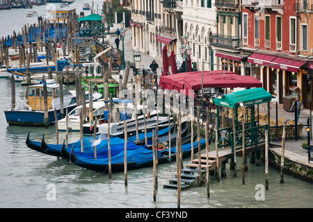 Gondoles amarré à Riva del Vin sur le Grand Canal - Venise, Venezia, Italie, Europe Banque D'Images