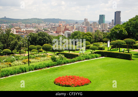 Vue sur la ville depuis les jardins en terrasses, les bâtiments de l'Union européenne, Meintjieskop, Pretoria, la Province de Gauteng, Afrique du Sud Banque D'Images