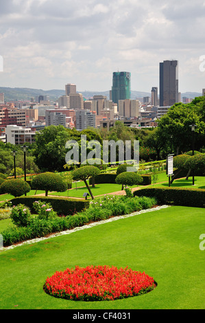 Vue sur la ville depuis les jardins en terrasses, les bâtiments de l'Union européenne, Meintjieskop, Pretoria, la Province de Gauteng, Afrique du Sud Banque D'Images