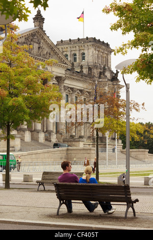 Les touristes se détendre par le Reichstag allemand à Berlin, Allemagne. Banque D'Images