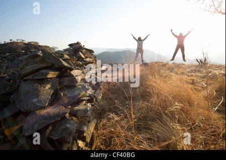 Célébrer les randonneurs d'atteindre le sommet de la colline Banque D'Images