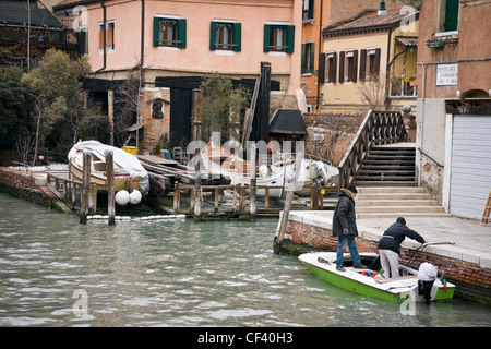 Parking bateau sur le Rio della Sensa canal dans quartier de Cannaregio - Venise, Venezia, Italie, Europe Banque D'Images