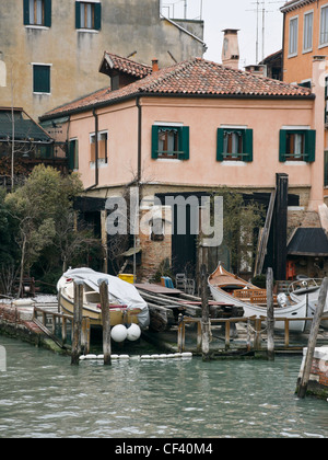 Parking bateau sur le Rio della Sensa canal dans quartier de Cannaregio - Venise, Venezia, Italie, Europe Banque D'Images