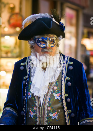 Un homme portant un masque de carnaval et les costumes dans quartier de San Marco - Venise, Venezia, Italie, Europe Banque D'Images