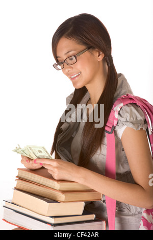 Jeune femme asiatique college student avec sac à dos dans les lunettes et pile de livres d'argent comptant Banque D'Images