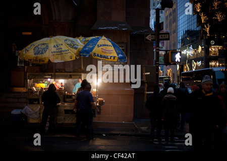 Stand de bretzels par 5ème Avenue à New York sur un très sombre, nuageux et pluvieux jour Banque D'Images