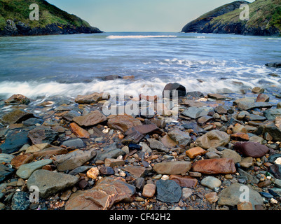 Voir à travers les galets éparpillés Ceibwr Bay vers la mer d'Irlande. Banque D'Images