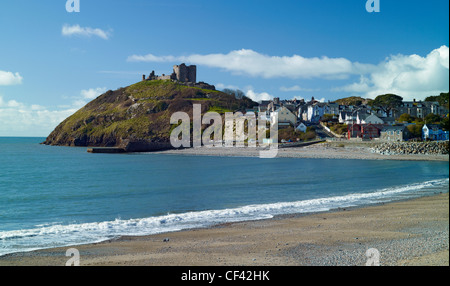 Vue sur une plage déserte en direction de la ruine de château de Criccieth dominant de Tremadog Bay. Banque D'Images