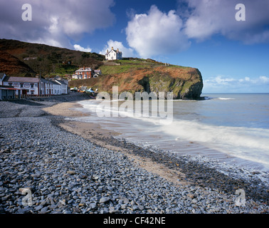 La plage de galets sur le front de mer à Llangrannog. Banque D'Images